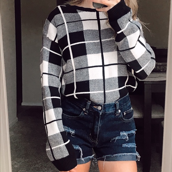 ✨ Forever 21 Black and White Plaid Sweater ✨ - Picture 2 of 7